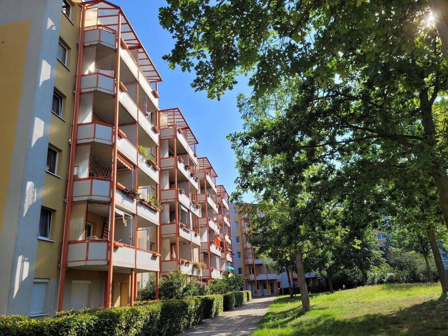 Zeitgemäßes Wohnen im modernisierten Mehrfamilienhaus
