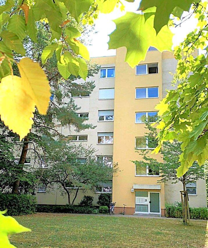 ... BLICK INS GRÜNE ... 3-ZIMMER-WOHNUNG MIT LOGGIA IN RUHIGER LAGE ...