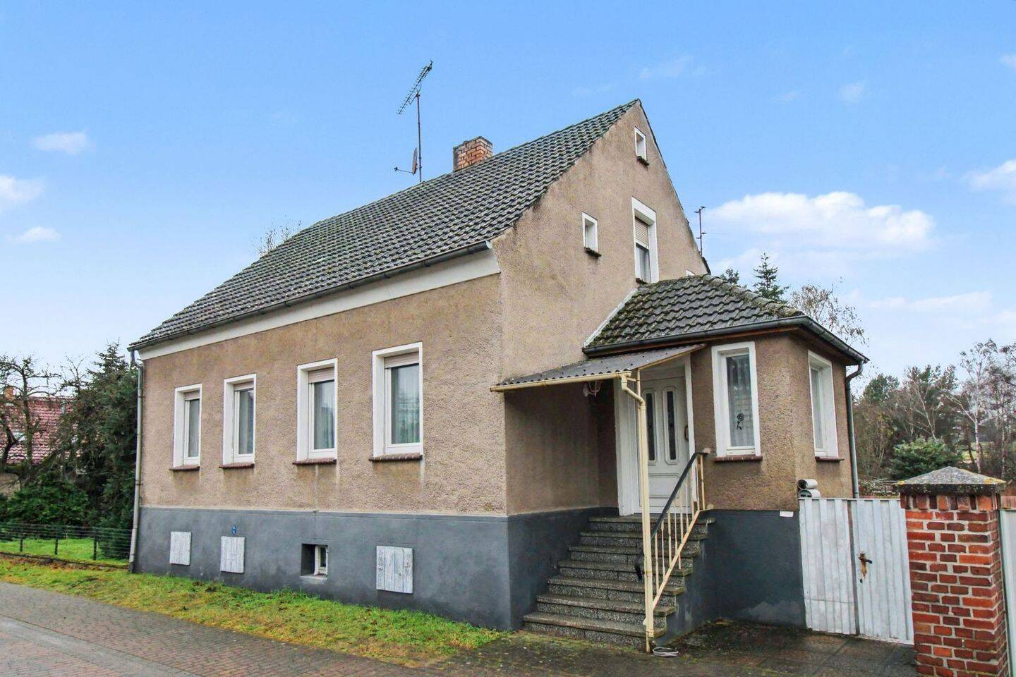 Bezugsfrei: Sanierungsbedürftiges Einfamilienhaus mit 4,5 Zimmer und großem Garten – Müncheberg – Bild 1 von 9