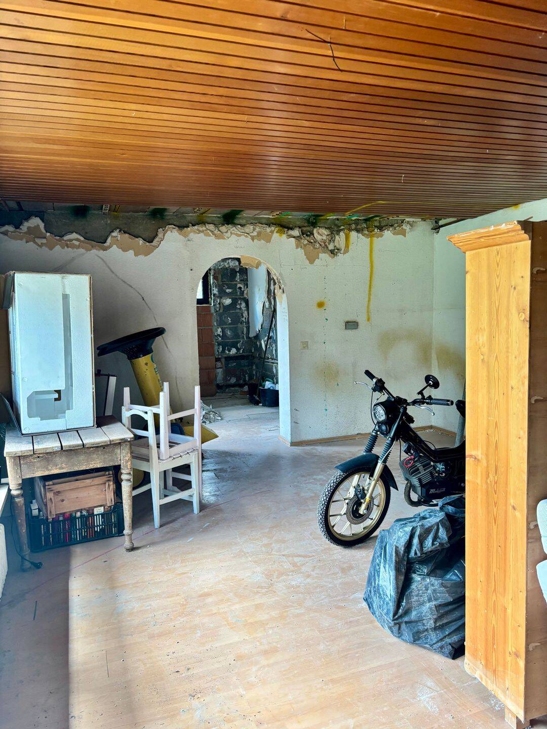 2-Familienhaus/DHH mit einer kleinen und einer großen Einheit mit Sanierungsbedarf! Beliebte Wohnlage mit großem Grundstück, Gartenhaus, Baumhaus – Erlangen – Vorschaubild 3