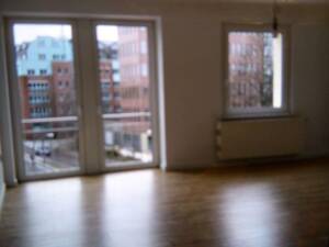 *** STELLINGEN ! * 15 MIN ZUM FLUGHAFEN ! * 2 ZIMMER DACHSTUDIO * SONNIGER GROSSER BALKON * EBK * DUSCHBAD *** – 22335 Hamburg – Vorschaubild 2