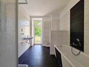 Komfortabel wohnen: Geräumige Wohnküche, überdachter Balkon & Bad mit Wanne/Dusche (Stellplatz mgl.)