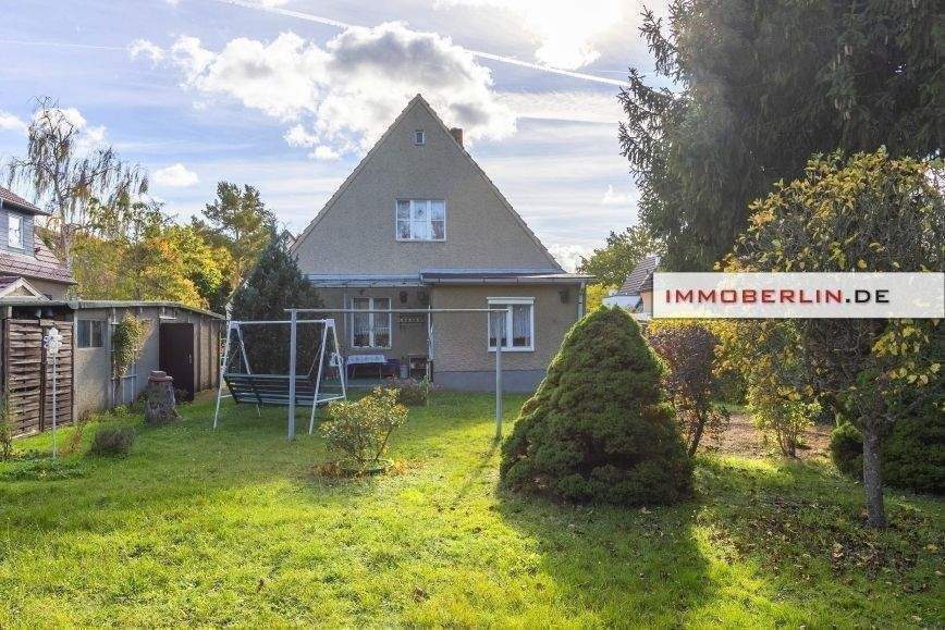 IMMOBERLIN.DE - Klassisches Haus mit großem Garten in Harmonielage am Stadtrand – Kleinmachnow – Bild 1 von 9