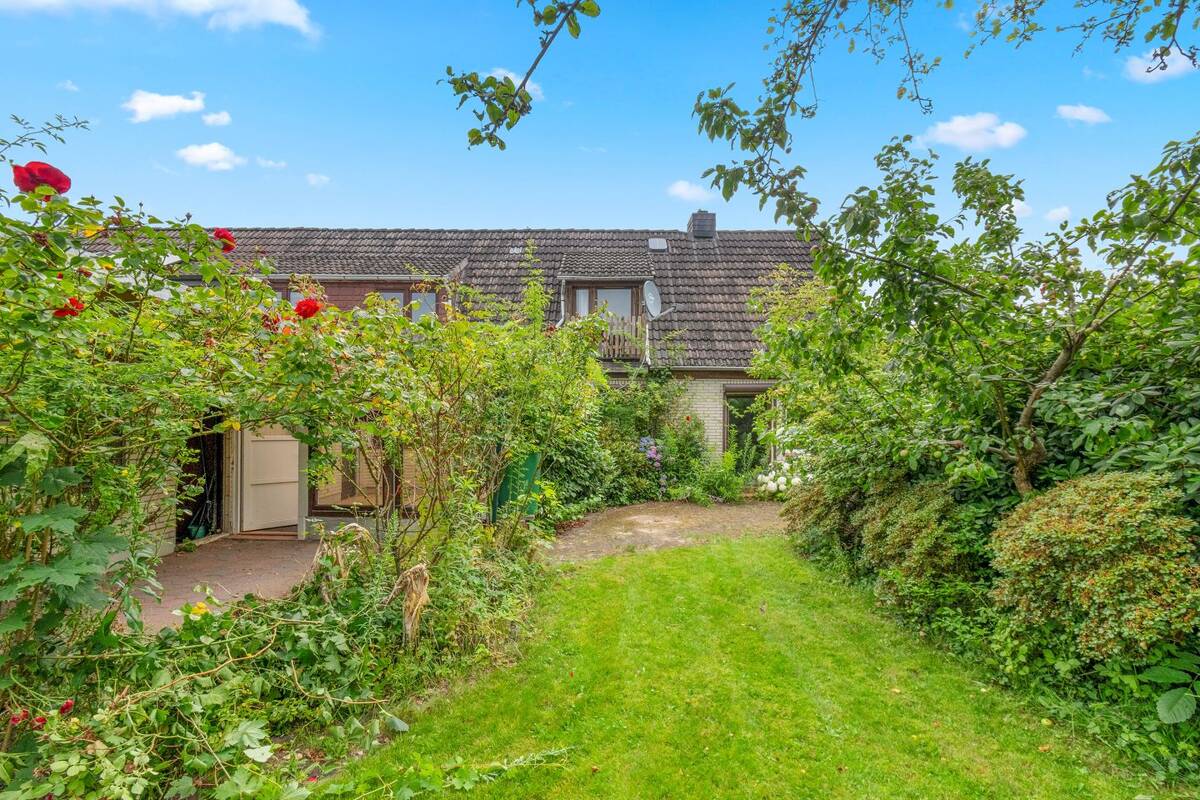 Sanierungsbedürftige Doppelhaushälfte mit traumhaftem Gartengrundstück und Garage – 22417 Hamburg – Bild 1 von 9