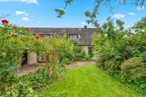 Sanierungsbedürftige Doppelhaushälfte mit traumhaftem Gartengrundstück und Garage