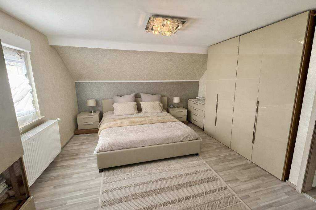 Modernisiertes Einfamilienhaus mit Altbaucharme in Frankfurt! – Frankfurt am Main – Vorschaubild 8