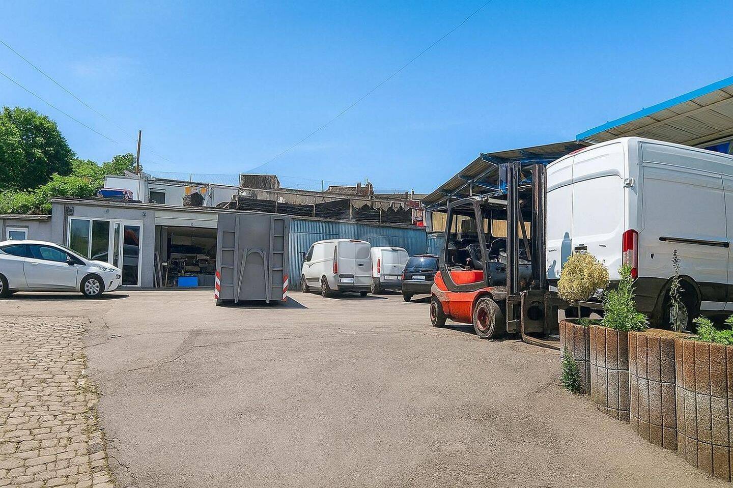 WERKSTATT, WOHNEN UND PARKPLATZ