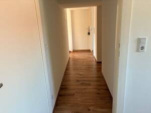 Zentral. Hell. Bezugsfertig - 2 Zimmer mit Wanne und Dusche im Herzen der Stadt – 38226 Salzgitter – Vorschaubild 3