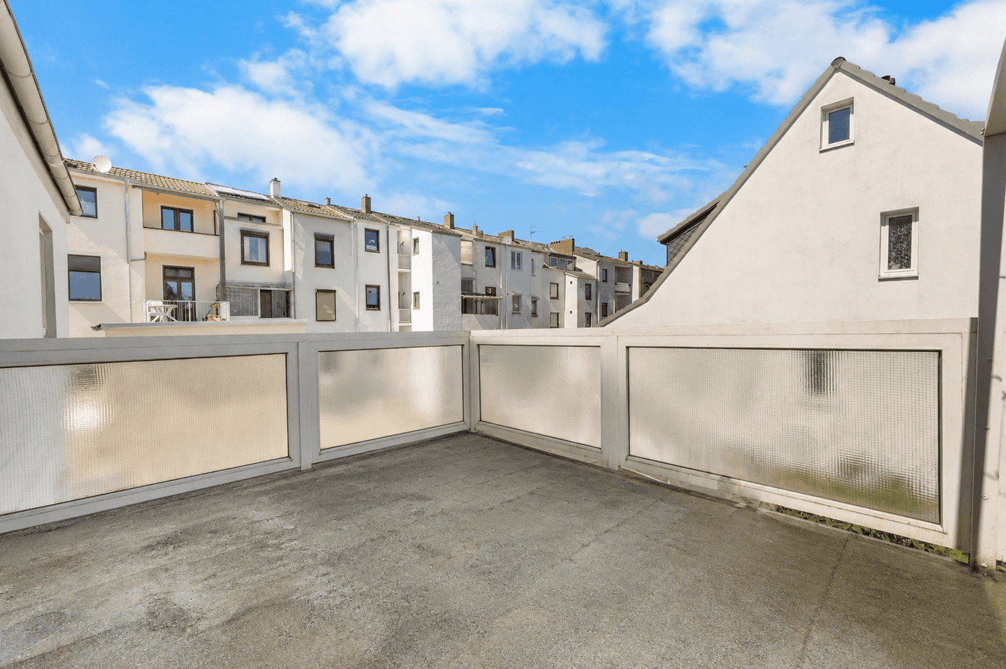 Wohnen auf zwei Ebenen - großzügige Maisonettewohnung mit Balkon und zwei Garagen in Bremen-Walle – Bremen – Vorschaubild 9