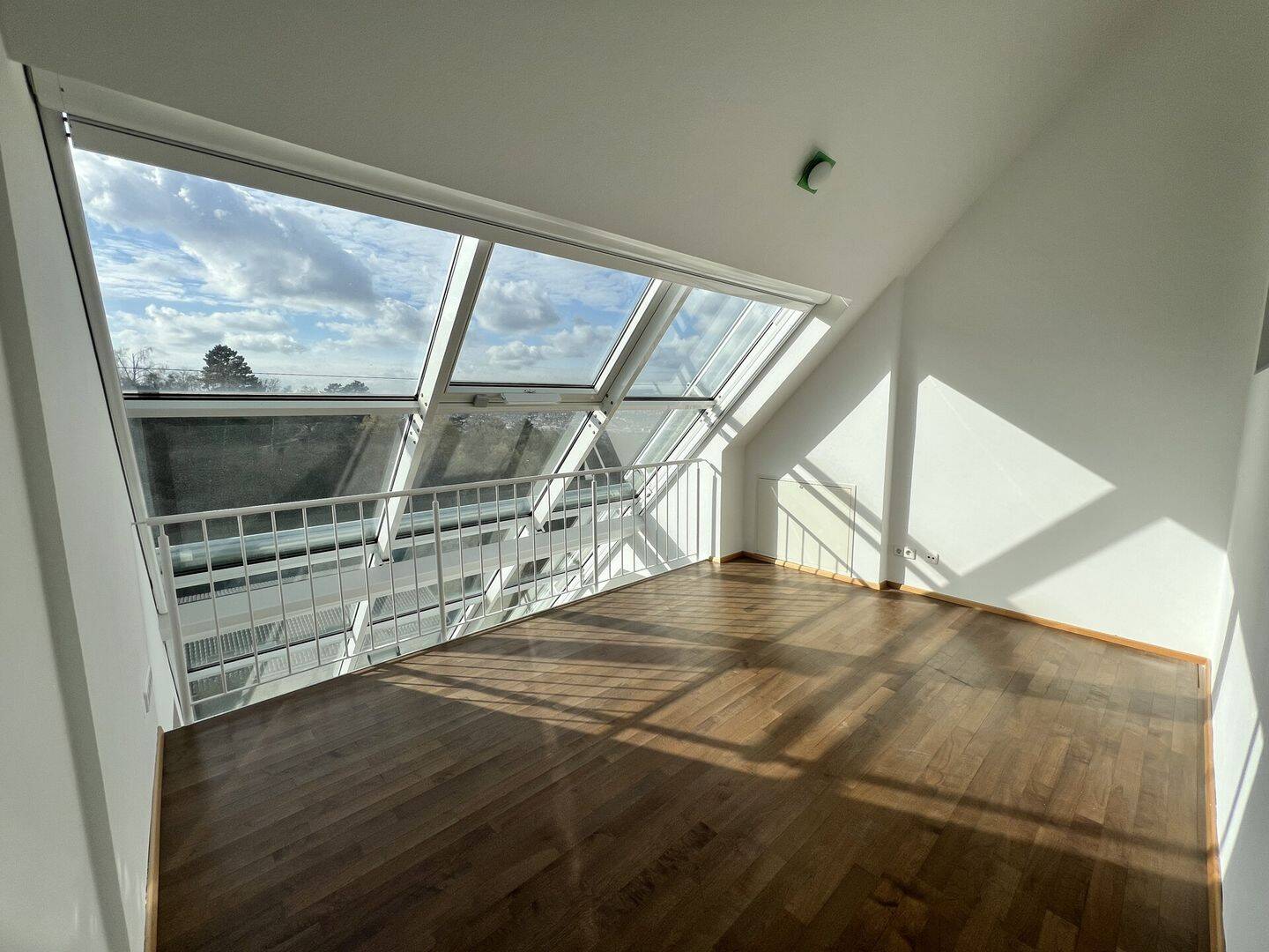 Wunderschöne 2,5-Zi.-Galerie-Wohnung mit herrlichem Blick auf den Weißenburgpark – Stuttgart – Vorschaubild 6