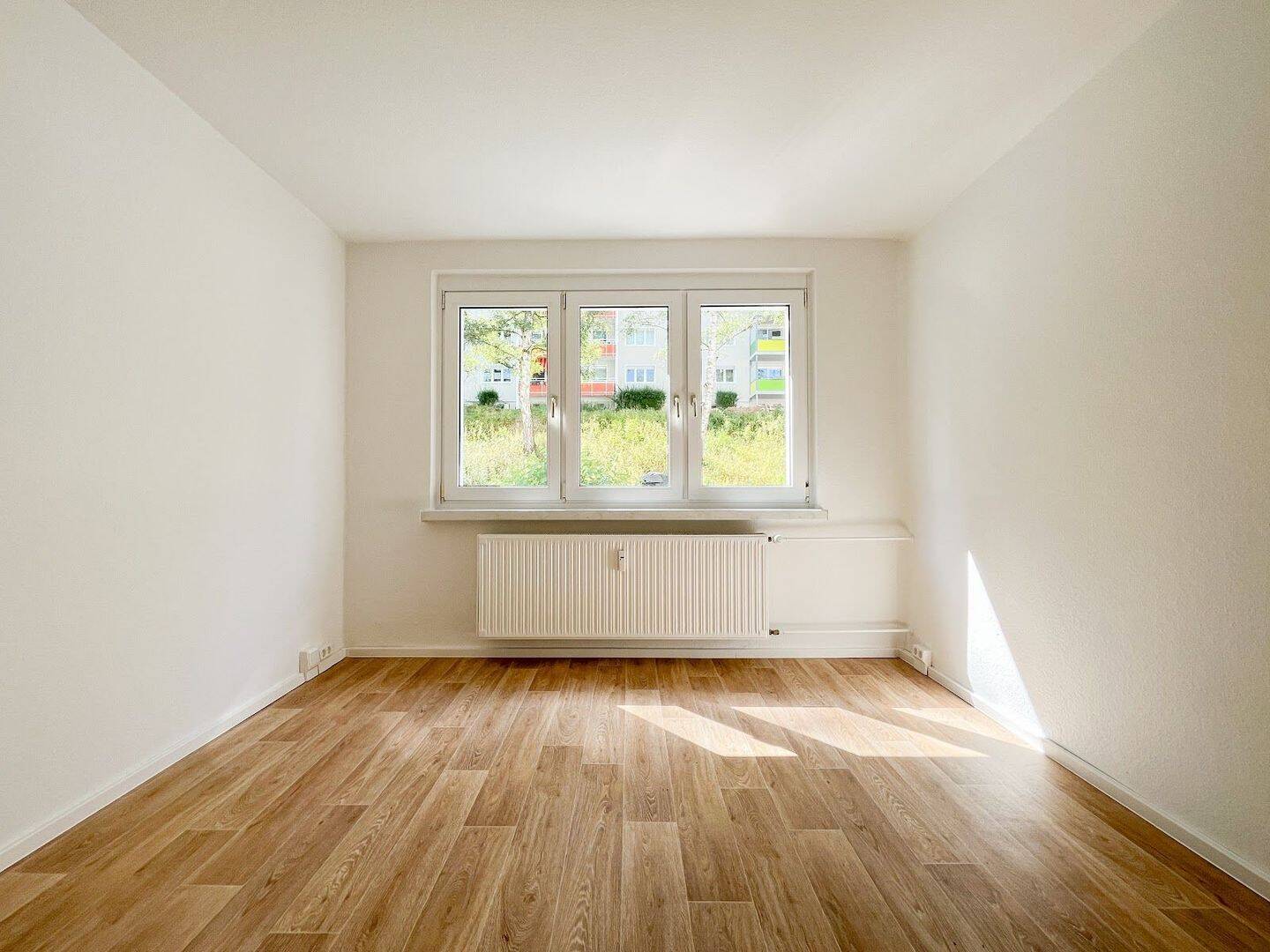 Helle Wohnung mit Balkon und frischer Renovierung – Chemnitz – Vorschaubild 2