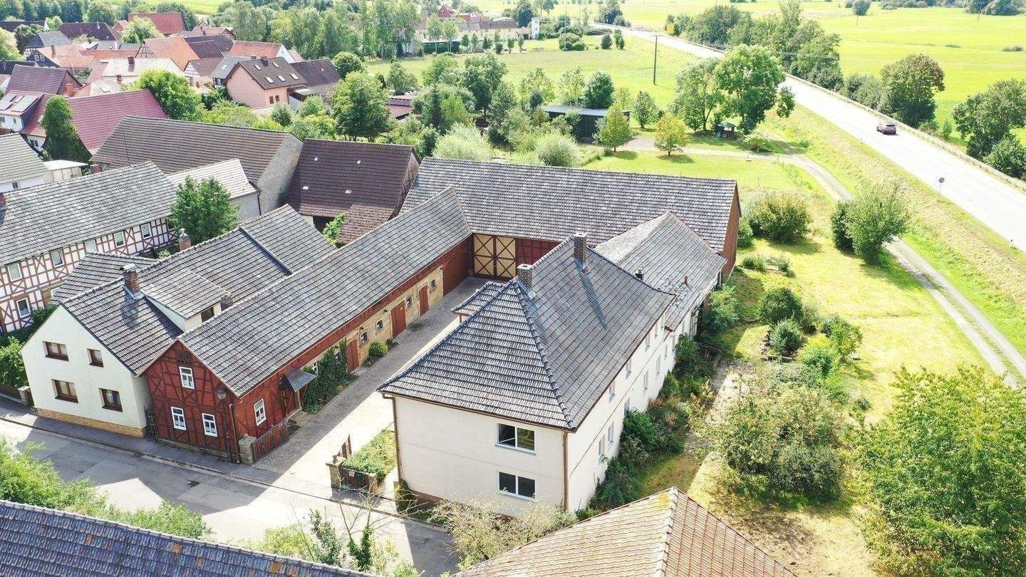 TRAUMHAFTER MÄRCHEN DREISEITENHOF + WOHNHAUS + WOHNUNG (18 PFERDEBOXEN MÖGLICH) oder BAUTRÄGEROBJEKT FÜR WOHNUNGSBAU oder GASTRO FACHWERK REITERHOF