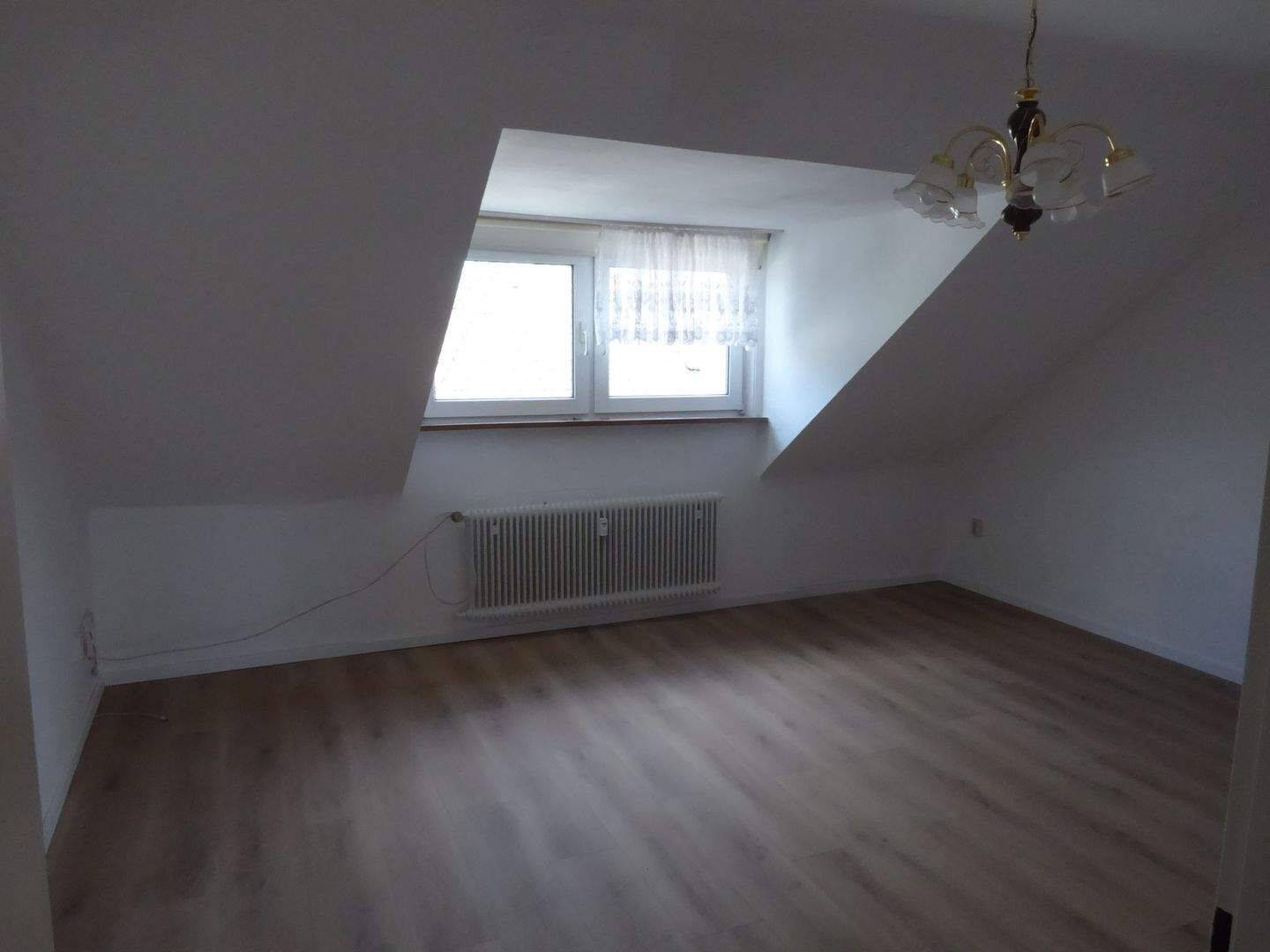 2 Zimmer Wohnung im DG mit Balkon frisch tapeziert, sofort frei, inklusive Einbauküche – Solingen – Vorschaubild 4