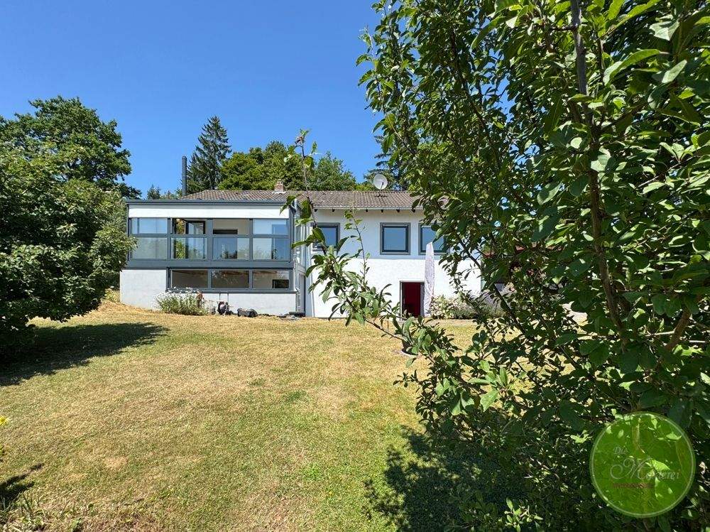 ** Endlich ZUHAUSE! Freistehendes Haus * Fernblick * ca. 1.500 qm Grund * Wintergarten * Carport ** – Hohenburg – Bild 1 von 9