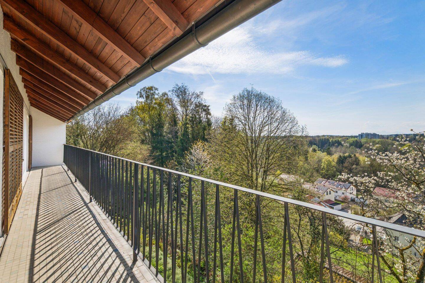 PROJEKT MIT WEITBLICK: Einfamilienhaus in Traumlage mit spektakulärem Modernisierungspotenzial – Kirchseeon – Vorschaubild 3