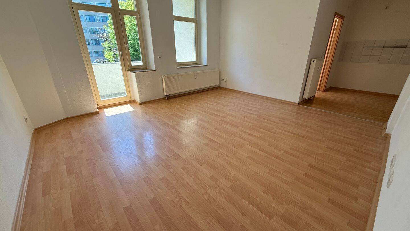 1.OG mit offener Küche und sonnigem Balkon !