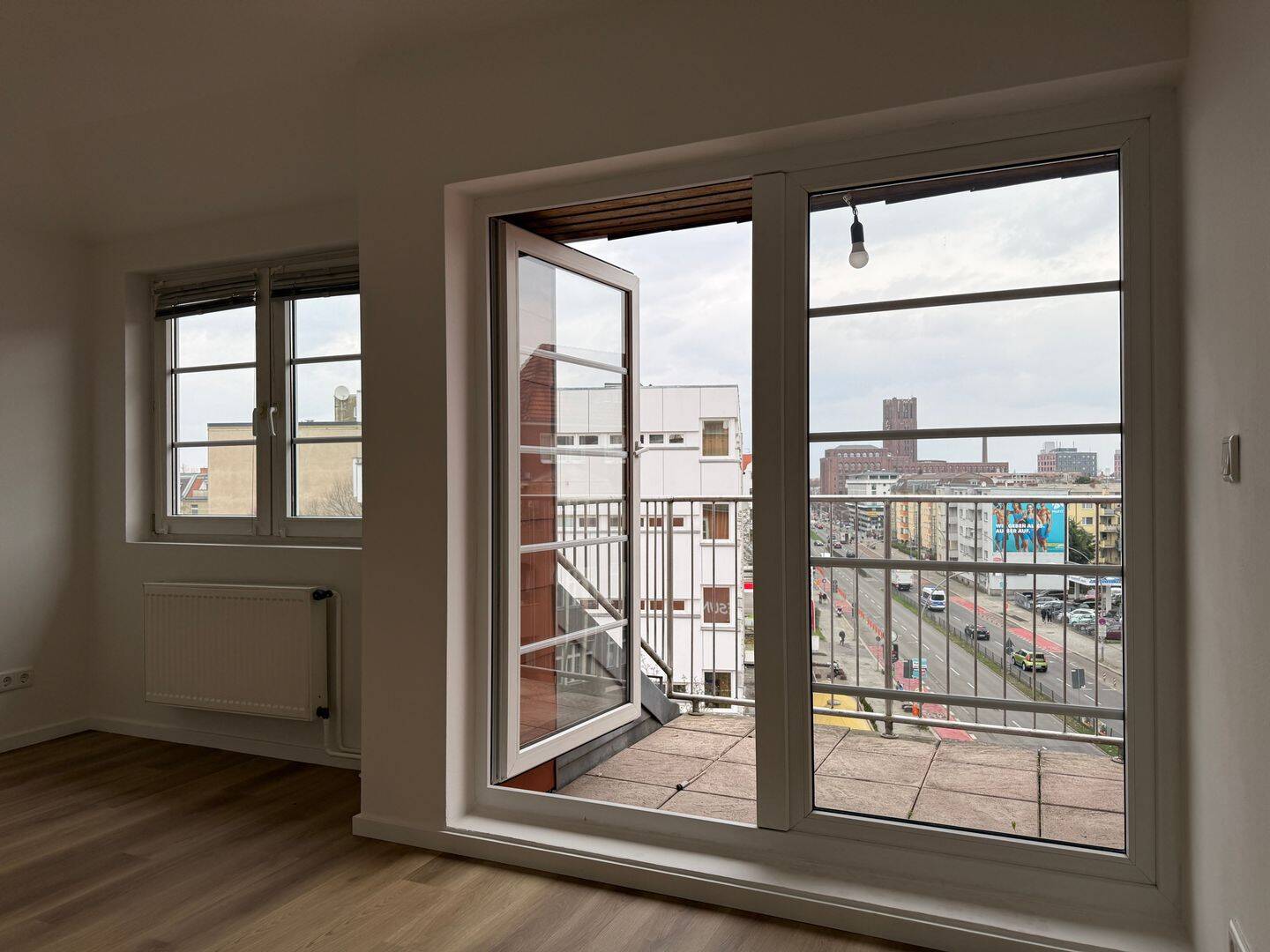 Bezugsfreie, großzügige 1-Zimmer-Altbauwohnung im Dachgeschoss mit schönem Balkon und Wohnküche! – Berlin – Vorschaubild 3