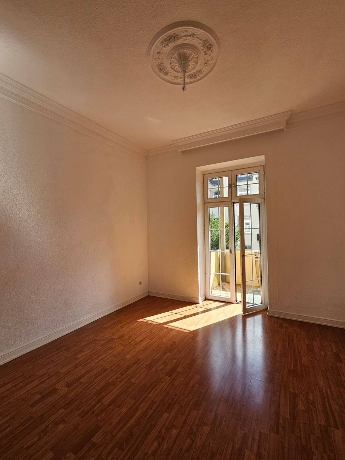 Nordend 3 Zimmer mit Balkon Altbau Stuck – 60322 Frankfurt am Main – Bild 1 von 6
