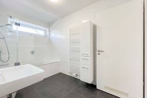 Sofort bezugsfrei: Neuwertige 2-Zimmer-Wohnung mit überdachtem Balkon inkl. Garagenstellplatz! – 80807 München – Vorschaubild 7
