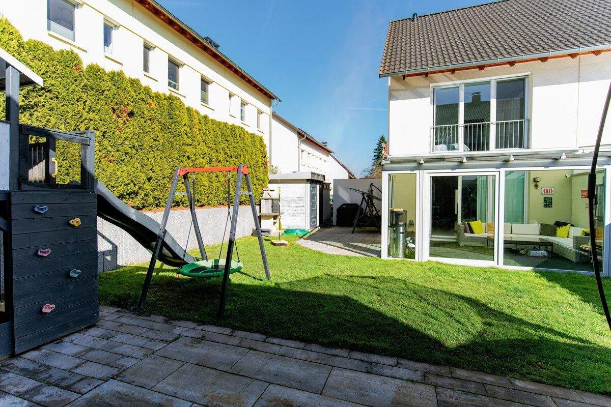 Modernes Familienhaus mit lichtdurchflutetem Wintergarten in Stupferich! – Karlsruhe – Bild 1 von 9