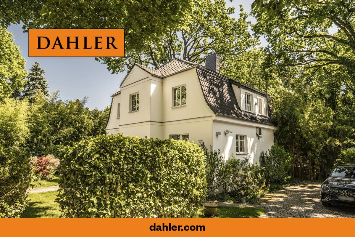 Understated elegance in Wannsee: Renovated hipped-roof villa with a sauna and swimming pond on a sunny lot – 14109 Berlin – Bild 1 von 9
