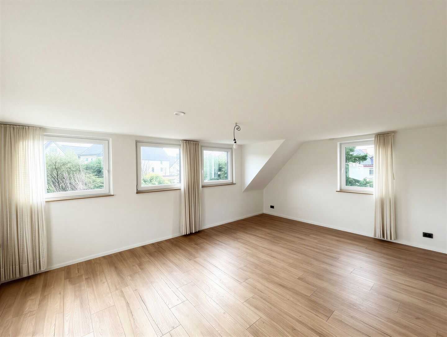 Wohnqualität zum Wohlfühlen - modernisierte Dachgeschosswohnung mit Gartennutzung – Essen – Vorschaubild 2