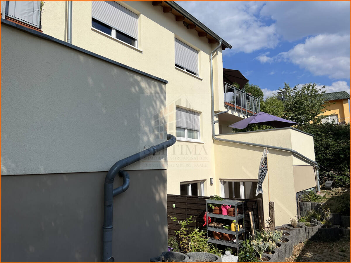 Modernes Mehrfamilienhaus mit 6 Wohnungen und PkW-Stellplätzen zu verkaufen – 7751 Jena – Bild 1 von 3