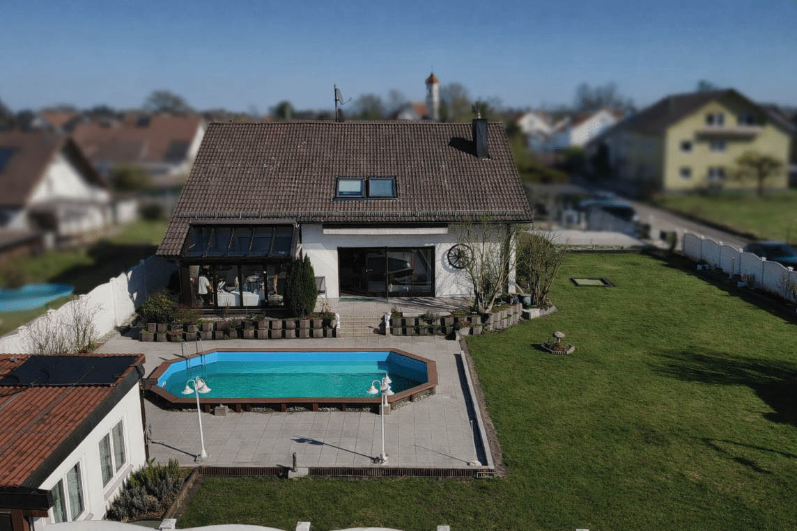 Großzügiges Einfamilienhaus mit 325 m² Wohnfläche, Wintergarten, Pool und Doppelgarage auf 980 m² Grundstück – Nersingen – Bild 1 von 9