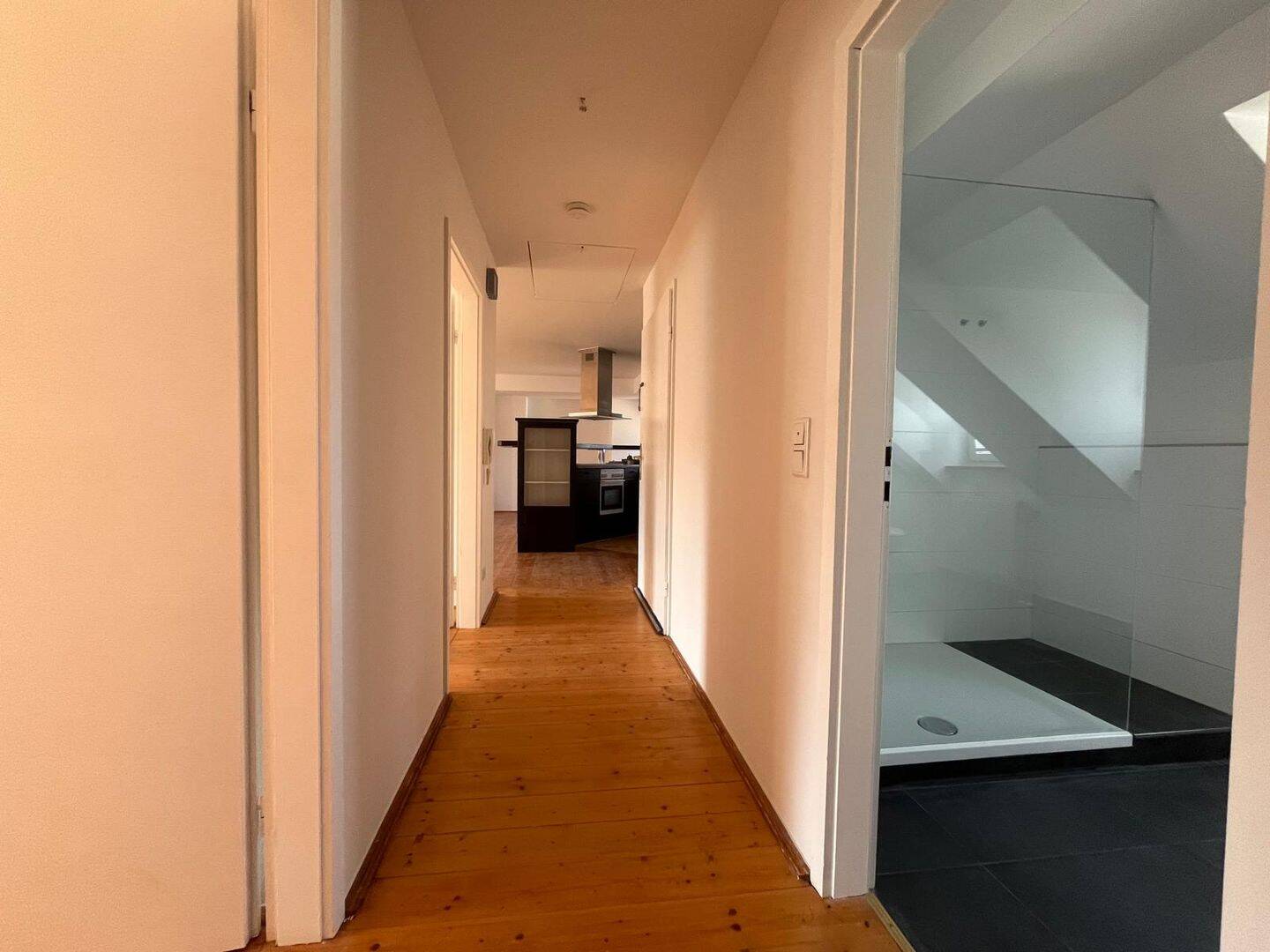 Helle 3-Zimmer DG-Wohnung in top Lage – Nürnberg – Vorschaubild 3