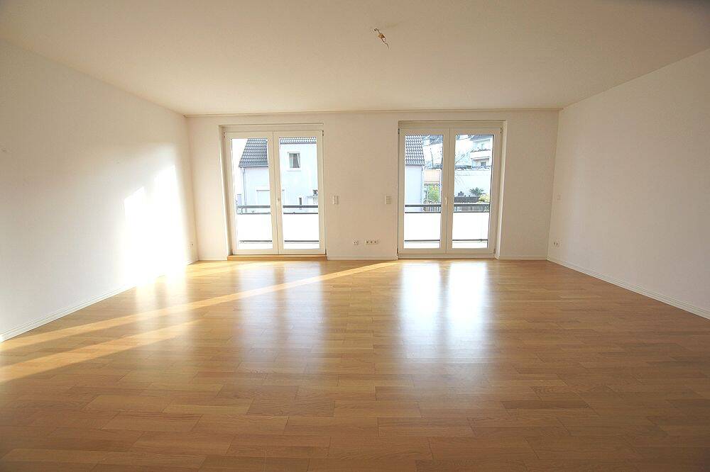 Moderne und großzügige 5 Zimmer-Wohnung über zwei Etagen mit separatem Eingang und Einbauküche – Düsseldorf – Vorschaubild 4