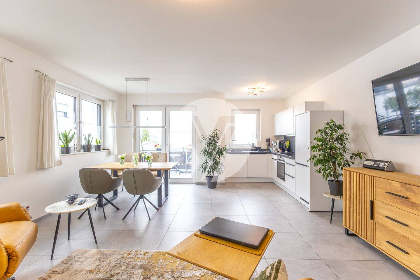 Attraktive Neubauwohnung // 3 Zimmer, EBK, Balkon, Tiefgarage und Außenstellplatz