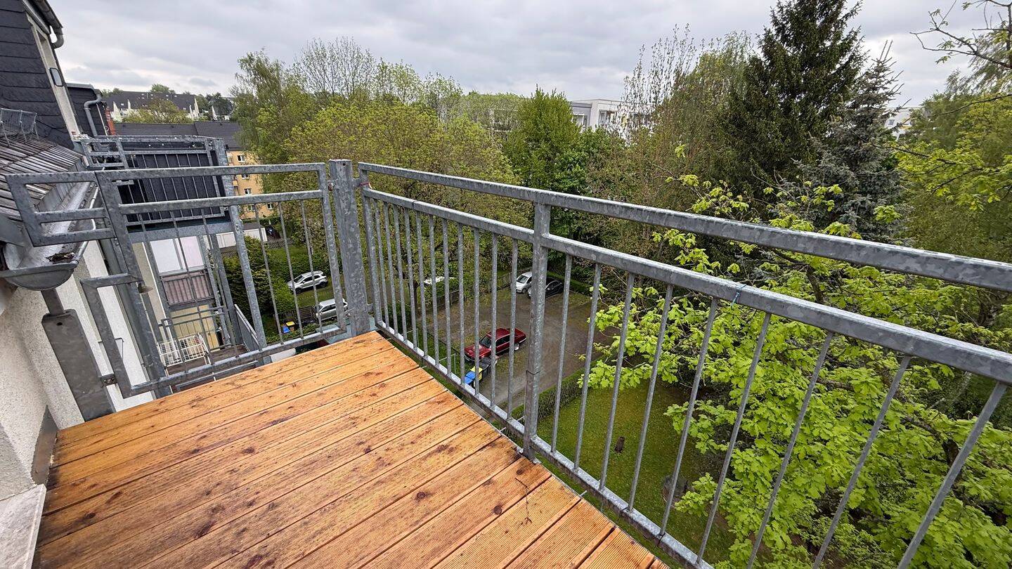 TOP sanierte DG-Whg. mit Balkon zum Innenhof und Bad mit Wanne !!!!