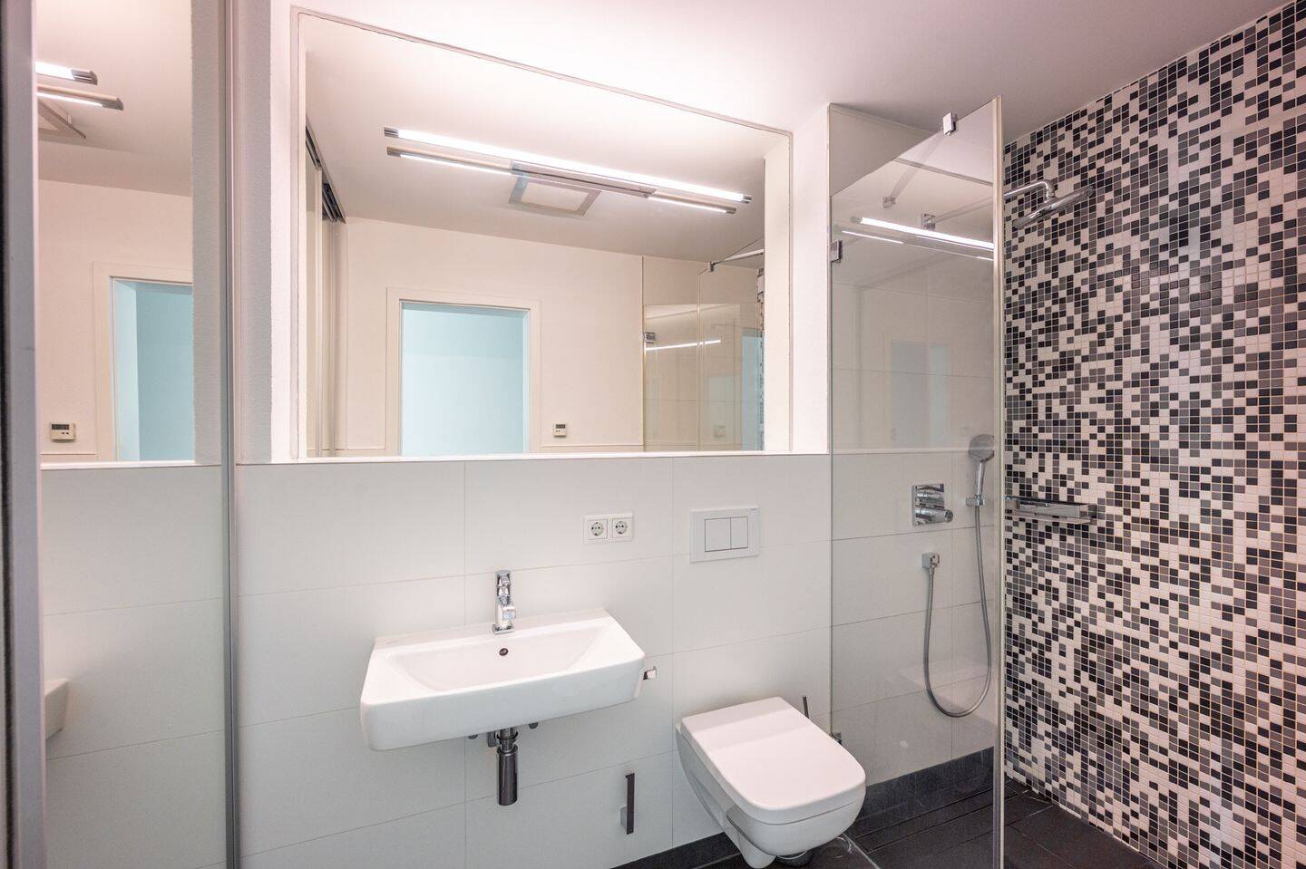 AIGNER - Stufenlos! Bezugsfreie 4-Zimmer-Wohnung mit West-Loggia und Blick ins Grüne – München – Vorschaubild 6
