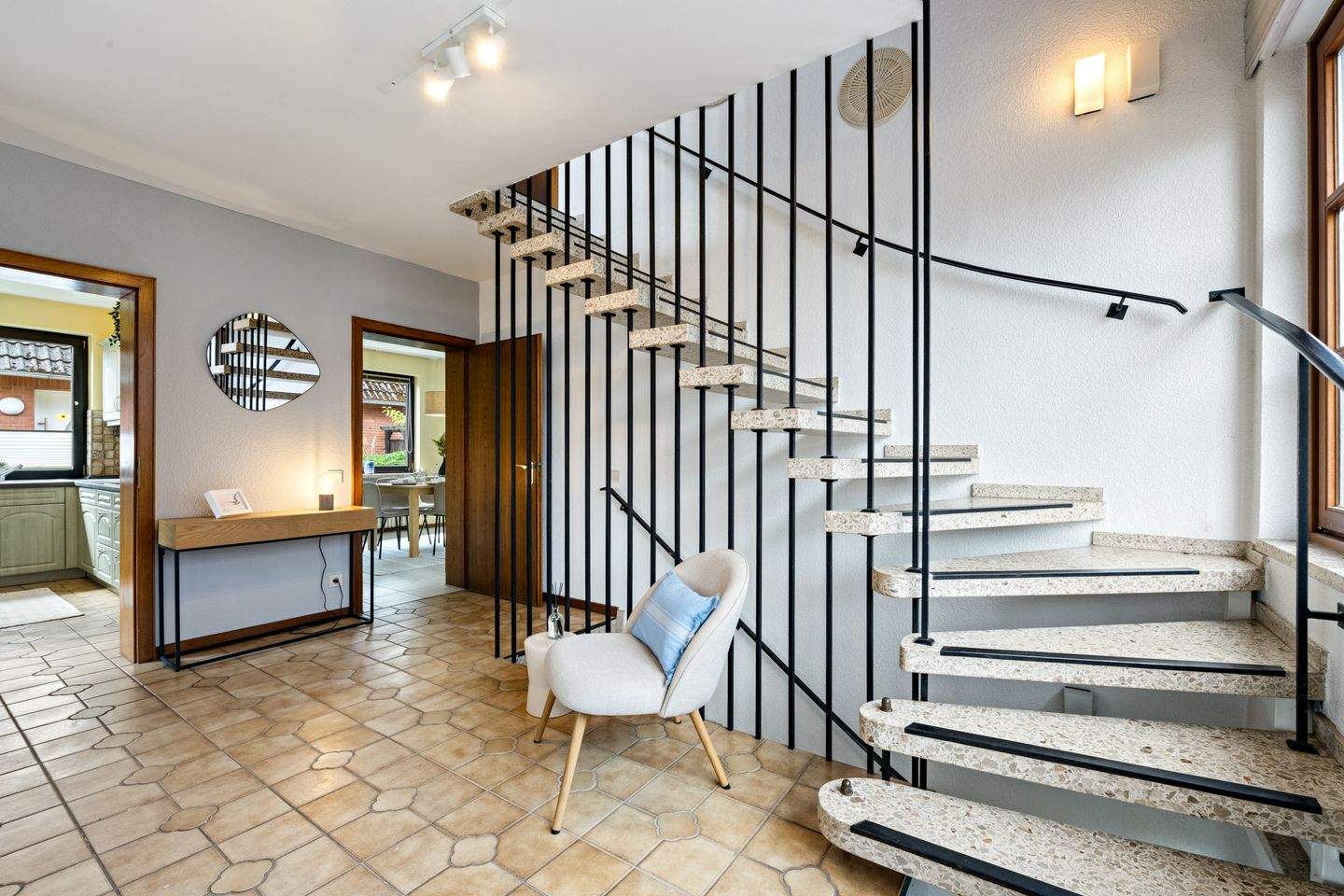 Ihr neues Zuhause : 5-Zimmer-Einfamilienhaus mit liebevoll angelegtem Garten – Heide – Vorschaubild 3