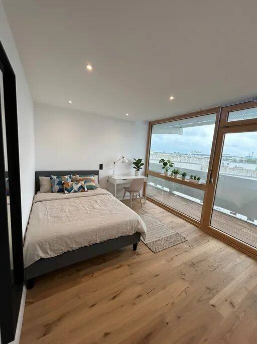Nur noch 2 Zimmer frei: Möblierte WG-Zimmer im 9. OG 4 hochwertig möblierte Zimmer in einer frisch sanierten 4er-WG · Wohnung 56 · U3 Obersendling & S