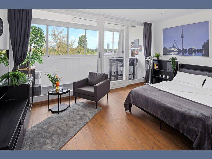 Möbliert: Frisch renoviert: 1-Zimmer Wohnung mit Wintergarten – München – Bild 1 von 9