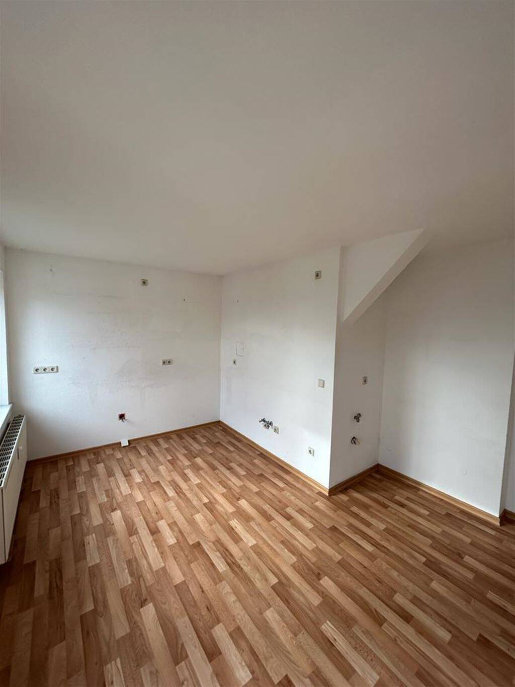 Großzügige DG 2-Zimmer mit Laminat, EBK, Balkon und Wannenbad! – Chemnitz – Vorschaubild 4
