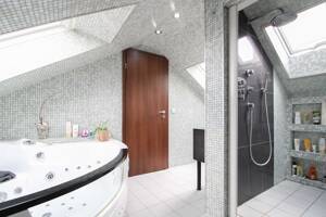 Altbau trifft Wohnkomfort: Maisonette mit Aufzug, TG-Stellplatz in zentraler Lage von Stuttgart – 70174 Stuttgart – Vorschaubild 7