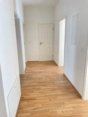 GERÄUMIGE SOWIE HOCHWERTIGE WOHNUNG MIT PARKETT, FUßBODENHEIZUNG, BALKON UND EBK – 9130 Chemnitz – Vorschaubild 7