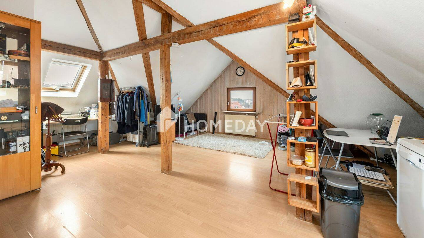 Gemütliche Dachgeschosswohnung mit besonderem Grundriss, Tageslichtbad und PKW-Stellplatz – Reutlingen – Vorschaubild 3