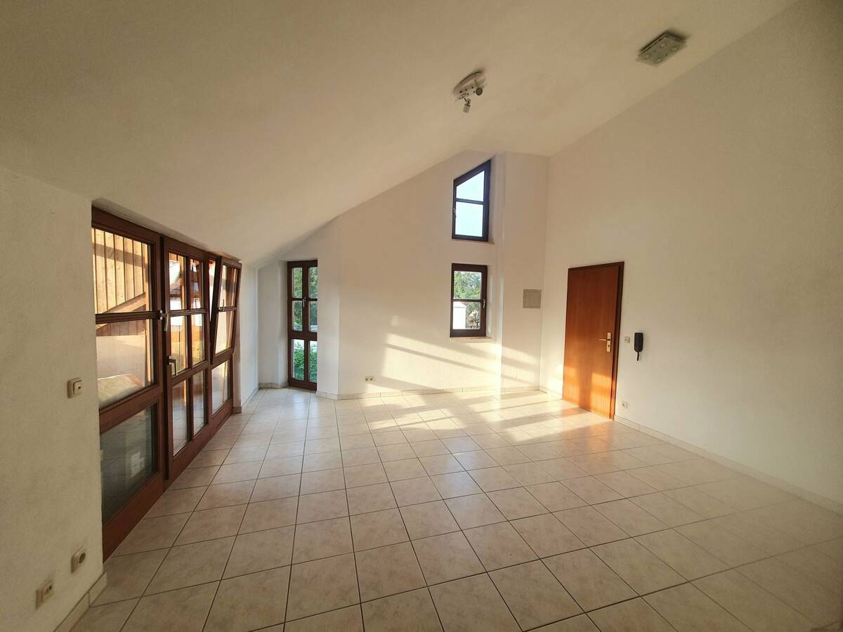 Elegante Dachgeschosswohnung mit erstklassiger Ausstattung für anspruchsvolle Wohnansprüche. – 81479 München – Bild 1 von 8