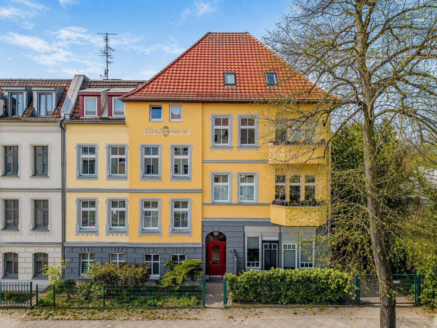 Gepflegtes Mehrfamilienhaus mit 9 Einheiten und großem Garten in ruhiger Lage von Berlin-Kaulsdorf