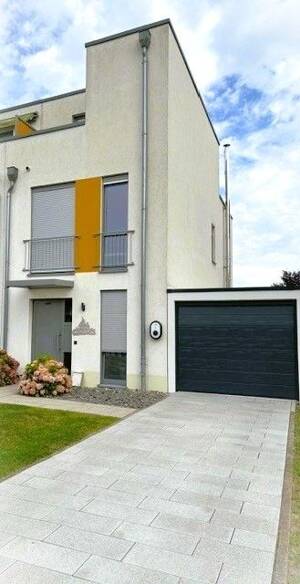 Modernes Familienhaus mit Dachstudio und drei Terrassen in Gehlsdorf
