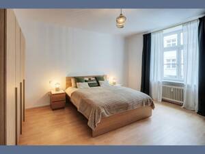 Möbliert: Wunderschöne Altbauwohnung mit individuellem Wohnambiente – 80799 München – Vorschaubild 4