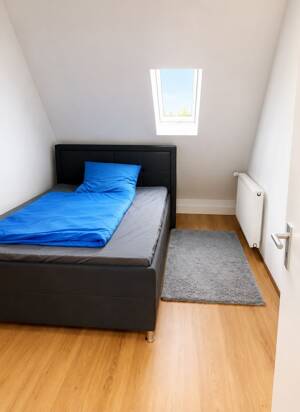 Charmante sanierte 2-Zimmer DG-Wohnung / Möbliert / inkl. Einbauküche – 40235 Düsseldorf – Vorschaubild 3