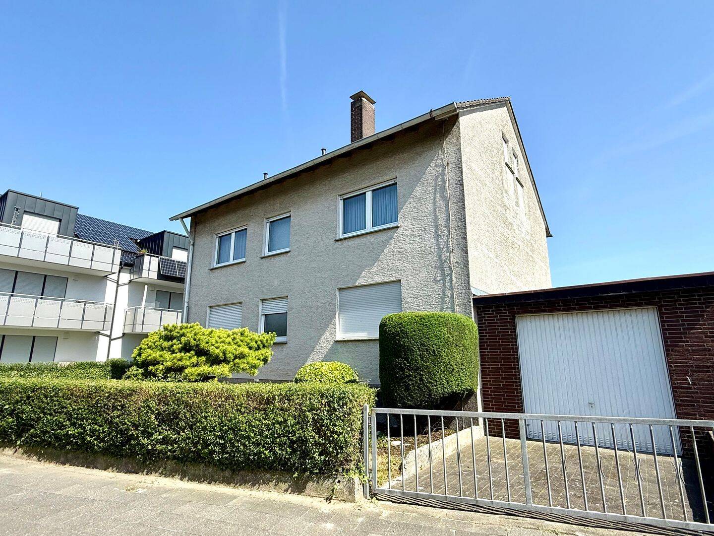 Sanierungsbedürftiges Zweifamilienhaus- fantastische Baumöglichkeiten für Bauträger!