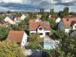 Direkt vor den Toren Regensburgs: schickes Haus mit großen Garten, Pool und beste Lage!