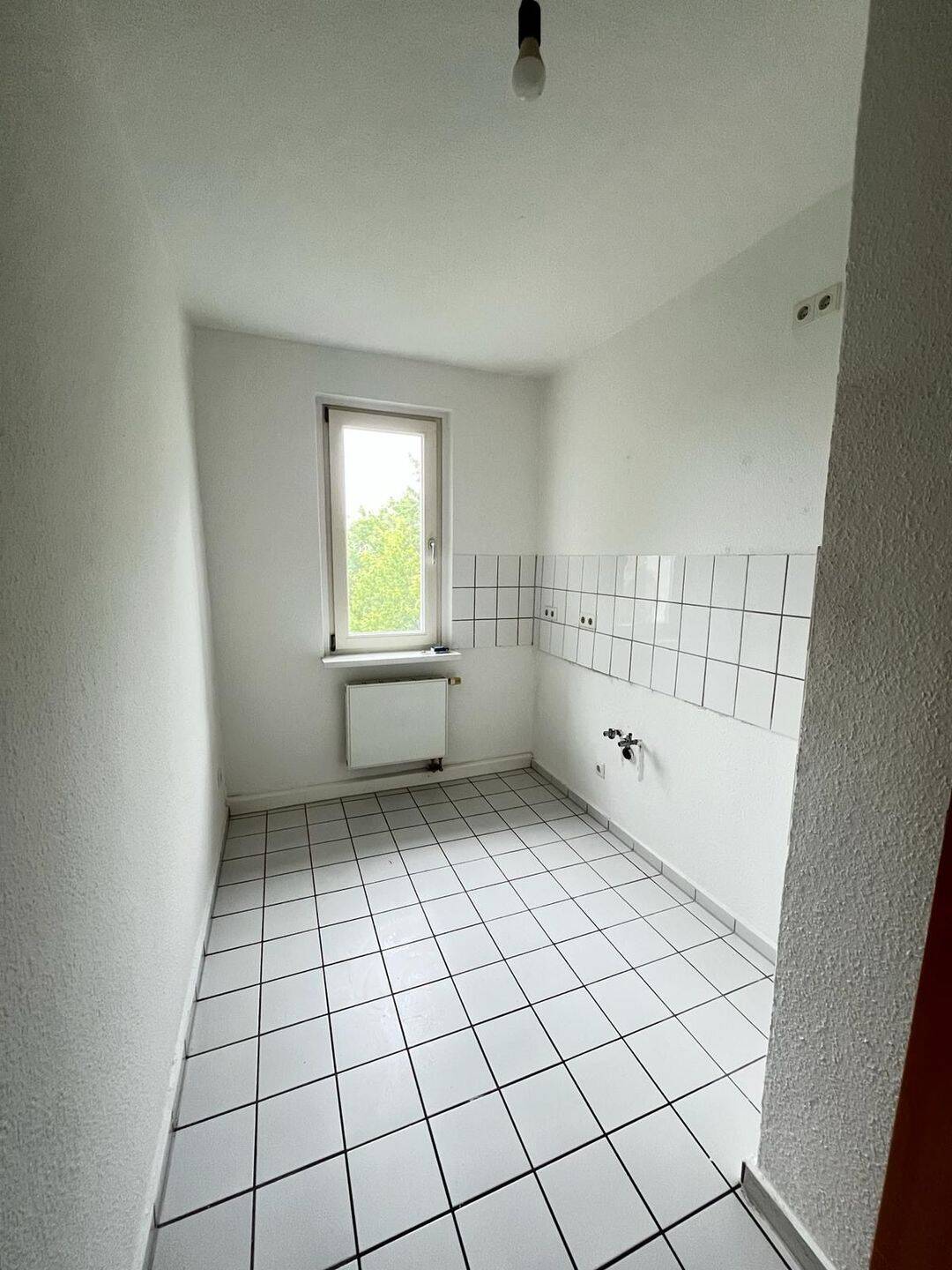 2 Raum Wohnung, Bad mit Wanne und Fenster in Gablenz, Nähe Versorgungszentrum – Chemnitz – Vorschaubild 3