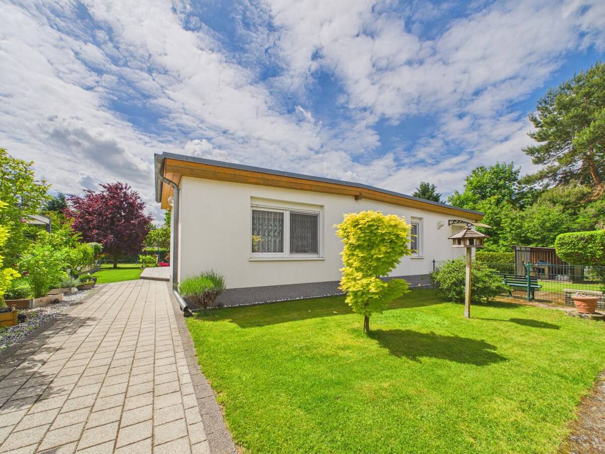 Vollständig renovierter Bungalow mit großzügiger Gartenlandschaft sofort Bezugsbereit – 12524 Berlin – Bild 1 von 9