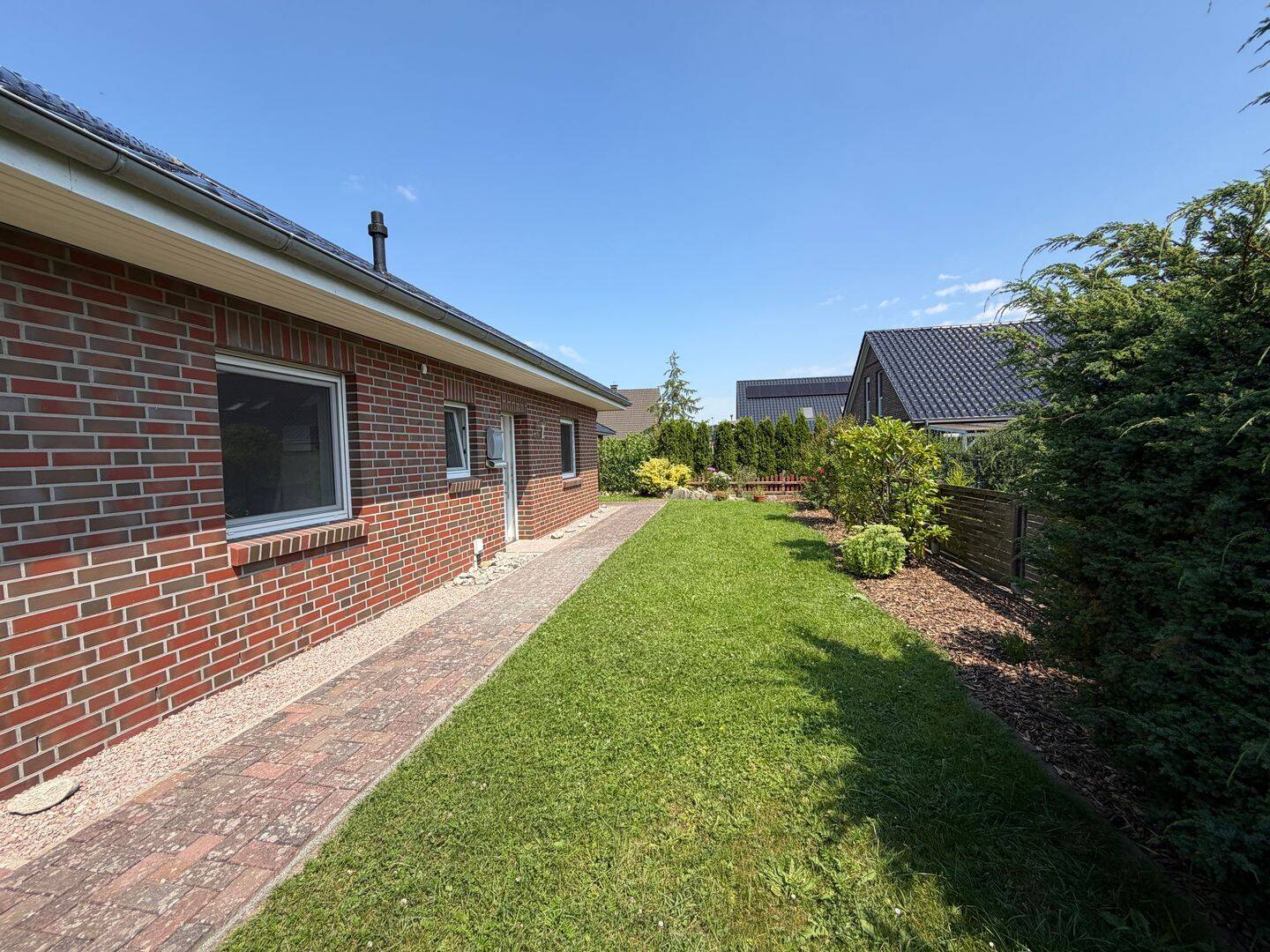 Frisch renovierte Doppelhaushälfte mit neuem Einbauküche, großem Garten & Carport – provisionsfrei